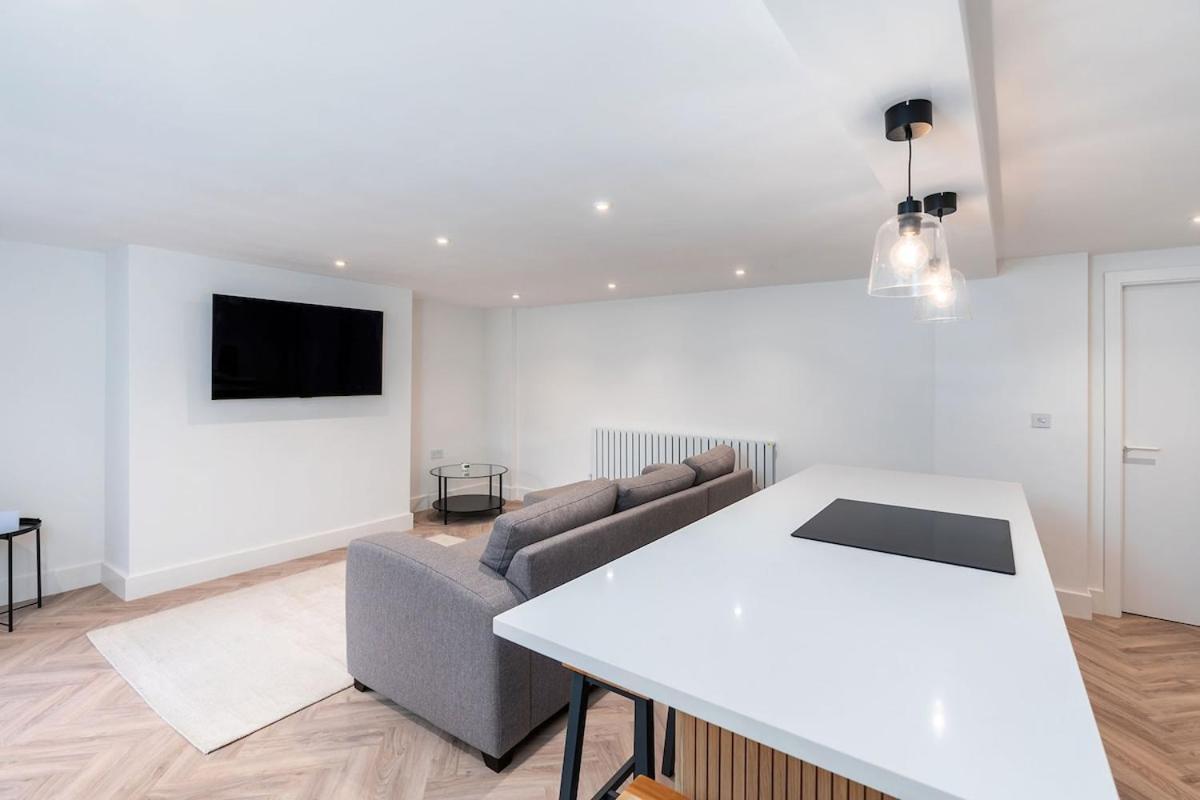 2 Bedroom, 2 Bathroom Apartment, Close To Mcr Centre *